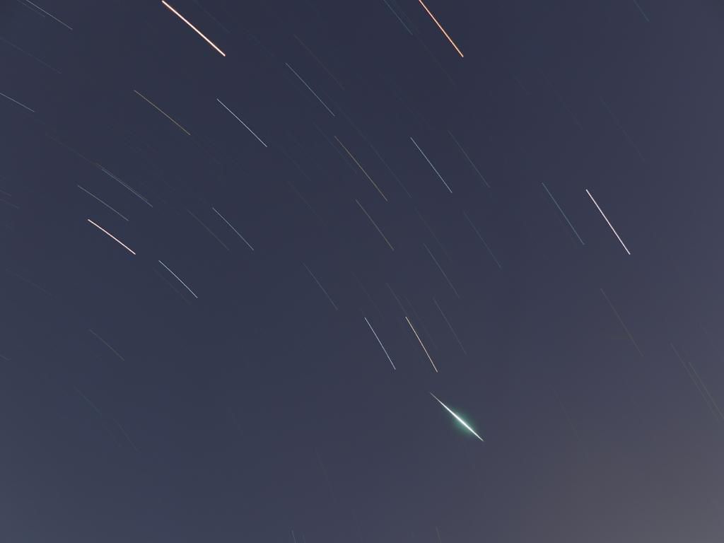 Night sky time-lapse over radio telescopes